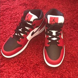 Retro Jordan 1s Chicago Black Toe Mids